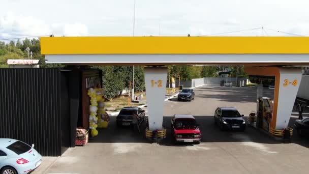 ウクライナのドニプロのガソリンスタンド Brsmガソリンスタンド 上から撮影 空中上からの眺めパノラマドローンコッパーフライスカイ映像 — ストック動画
