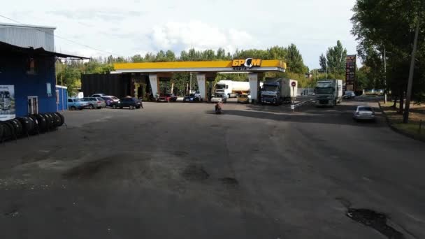 Tankstelle Dnipro Ukraine Brsm Tankstelle Schießen Von Oben Sommer Luftaufnahme — Stockvideo