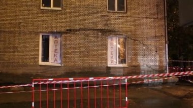 Eski bir fabrika harabesinin ve kırık camların havadan görünüşü. Binanın yıkımı Dnipro Ukrayna