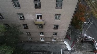 Eski bir fabrika harabesinin ve kırık camların havadan görünüşü. Binanın yıkımı Dnipro Ukrayna