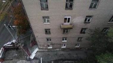 Eski bir fabrika harabesinin ve kırık camların havadan görünüşü. Binanın yıkımı Dnipro Ukrayna
