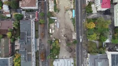 Eski bir fabrika harabesinin ve kırık camların havadan görünüşü. Binanın yıkımı Dnipro Ukrayna