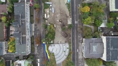 Eski bir fabrika harabesinin ve kırık camların havadan görünüşü. Binanın yıkımı Dnipro Ukrayna