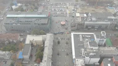 Eski bir fabrika harabesinin ve kırık camların havadan görünüşü. Binanın yıkımı Dnipro Ukrayna