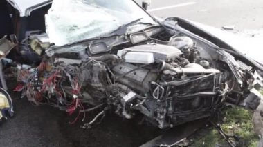 Büyük bir şehirdeki bir caddenin otoparkında çıkan şiddetli bir yangından muzdarip olan iki yolcu aracının yavaş çekimde yanması. Hasarlı araç yüzeyi.