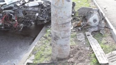Büyük bir şehirdeki bir caddenin otoparkında çıkan şiddetli bir yangından muzdarip olan iki yolcu aracının yavaş çekimde yanması. Hasarlı araç yüzeyi.
