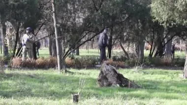 Gönüllü cumartesi işi yapan meraklılar ailesi cumartesi günü parkta çöp topluyor.