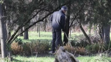 Gönüllü cumartesi işi yapan meraklılar ailesi cumartesi günü parkta çöp topluyor.