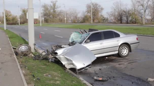 Posuvný Zpomalený Pohyb Dvou Osobních Automobilů Vyhořel Který Utrpěl Prudkým — Stock video