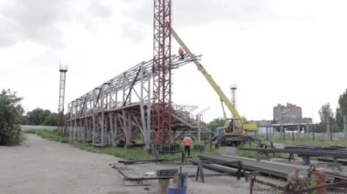 Dinyeper. Ukrayna. İnsanlar yukarıdan manzara inşa ediyorlar. Ofis binası. Bir kulübe inşa ediyorum..