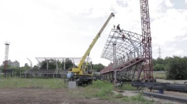 Dinyeper. Ukrayna. İnsanlar yukarıdan manzara inşa ediyorlar. Ofis binası. Bir kulübe inşa ediyorum..