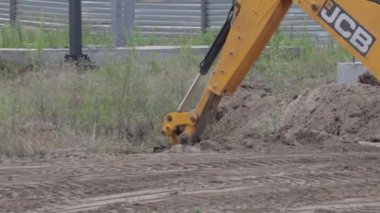 Dinyeper. Ukrayna. İnsanlar yukarıdan manzara inşa ediyorlar. Ofis binası. Bir kulübe inşa ediyorum..