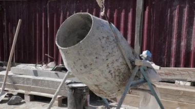 Dinyeper. Ukrayna. İnsanlar yukarıdan manzara inşa ediyorlar. Ofis binası. Bir kulübe inşa ediyorum..