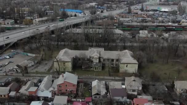 相机在被遗弃的乌克兰秋天的第聂伯市上空飞行 空中录像 — 图库视频影像