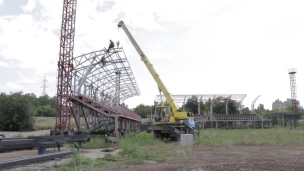 우크라이나 사람들은 위에서 건물을 바라보며 사무실 건물이요 — 비디오