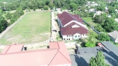 Dinyeper. Ukrayna. İnsanlar yukarıdan manzara inşa ediyorlar. Ofis binası. Bir kulübe inşa ediyorum..