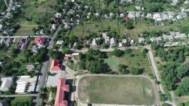 Dinyeper. Ukrayna. İnsanlar yukarıdan manzara inşa ediyorlar. Ofis binası. Bir kulübe inşa ediyorum..