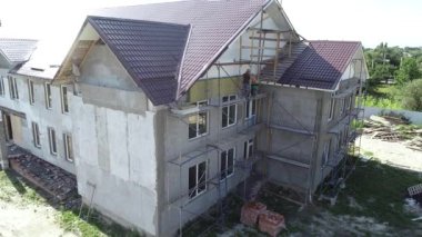 Dinyeper. Ukrayna. İnsanlar yukarıdan manzara inşa ediyorlar. Ofis binası. Bir kulübe inşa ediyorum..