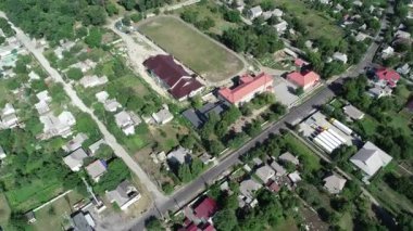 Dinyeper. Ukrayna. İnsanlar yukarıdan manzara inşa ediyorlar. Ofis binası. Bir kulübe inşa ediyorum..