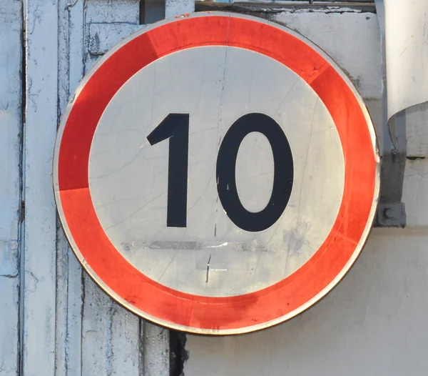 Old traffic sign restricting speed to10 kilometers per hour — Stock Photo, Image