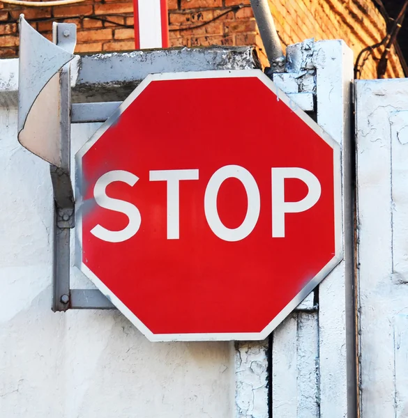 Oude roestige stopbord — Stockfoto