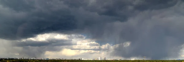 Storm över modern stad, panorama — Stockfoto