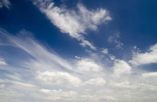 Céu azul de verão e nuvens brancas — Fotografia de Stock