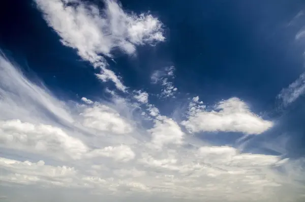 Céu azul escuro fundo — Fotografia de Stock