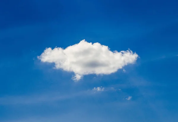 Single white cloud in the blue sky — Stock Photo, Image