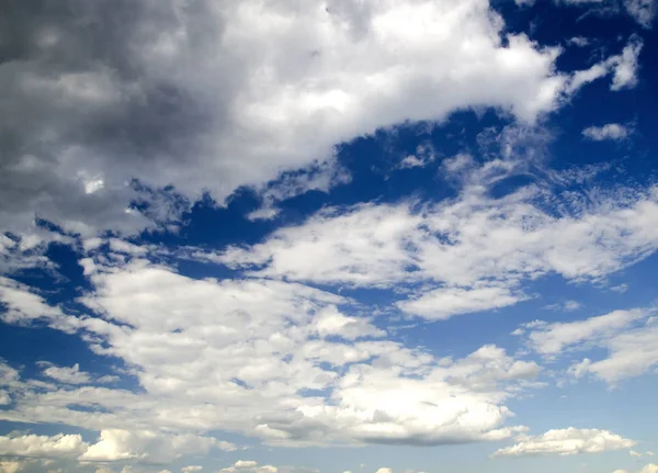 Nubes en el cielo azul profundo del verano — Foto de Stock