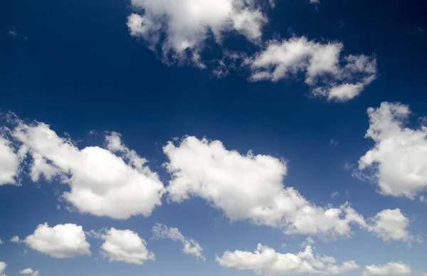 Nubes en el cielo azul profundo del verano — Foto de Stock