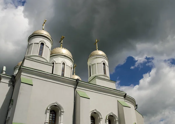Iglesia ortodoxa bajo cielo tormentoso —  Fotos de Stock