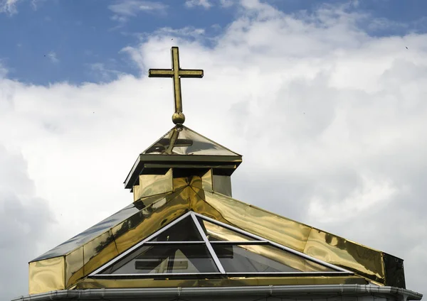 Igreja ortodoxa cúpula dourada com uma cruz — Fotografia de Stock