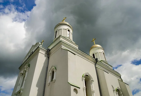 Église orthodoxe et ciel orageux — Photo