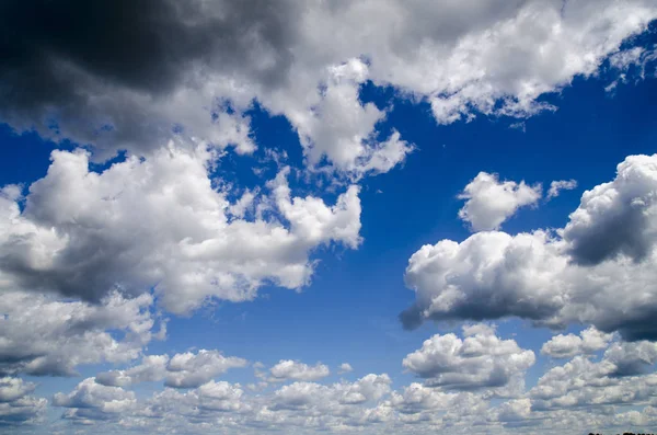 Cielo tormentoso con nubes blancas y grises — Foto de Stock