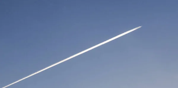 Stratosfer için uçan uçak — Stok fotoğraf