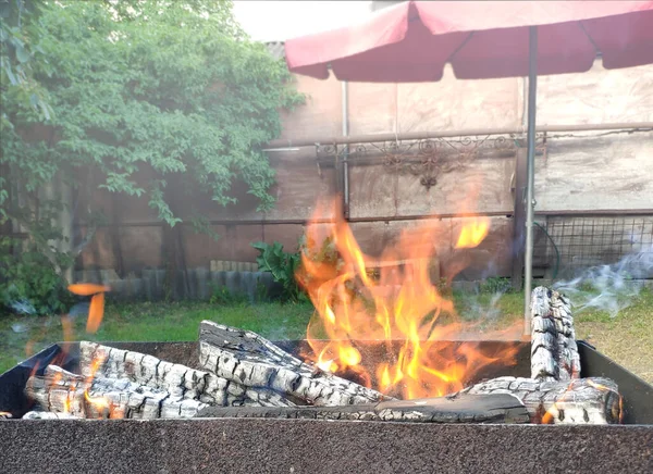 Barbeque Tle Ognia Przygotowuje Się Imprezy Zdjęcie Wakacyjne Płomieniami Ognia — Zdjęcie stockowe