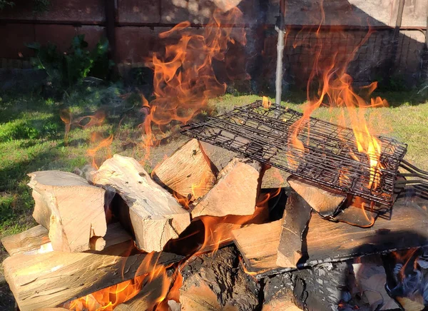 Barbecue Vuurachtergrond Voorbereiding Voor Een Feestje Vakantie Foto Met Vlammen — Stockfoto