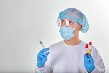 Koronavirüs COVID19, HIV, ebola ya da diğer tehlikeli enfeksiyonlar için kan testi yapan maskeli bir doktor. Tıbbi geçmiş, şablon, duvar kağıdı. Coronavirus hastalığı konsepti