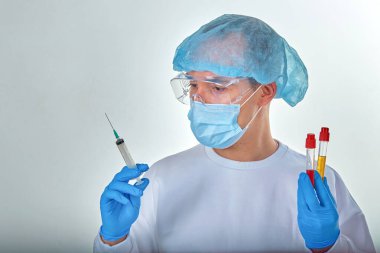 Koronavirüs COVID19, HIV, ebola ya da diğer tehlikeli enfeksiyonlar için kan testi yapan maskeli bir doktor. Tıbbi geçmiş, şablon, duvar kağıdı. Coronavirus hastalığı konsepti