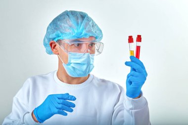 Koronavirüs COVID19, HIV, ebola ya da diğer tehlikeli enfeksiyonlar için kan testi yapan maskeli bir doktor. Tıbbi geçmiş, enstrümanlar, şablon, duvar kağıdı. Coronavirus hastalığı konsepti