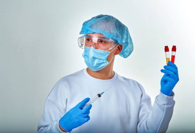 Koronavirüs COVID19, HIV, ebola ya da diğer tehlikeli enfeksiyonlar için kan testi yapan maskeli bir doktor. Tıbbi geçmiş, enstrümanlar, şablon, duvar kağıdı. Coronavirus hastalığı konsepti