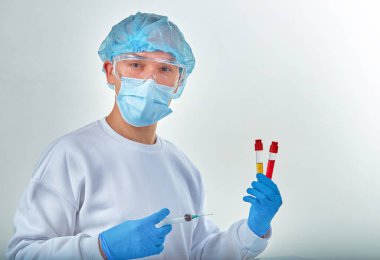 Koronavirüs COVID19, HIV, ebola ya da diğer tehlikeli enfeksiyonlar için kan testi yapan maskeli bir doktor. Tıbbi geçmiş, enstrümanlar, şablon, duvar kağıdı. Coronavirus hastalığı konsepti