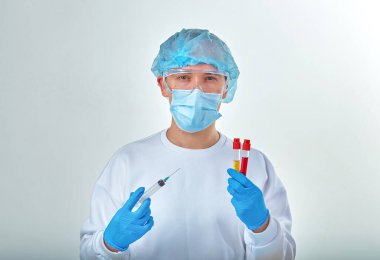 Koronavirüs COVID19, HIV, ebola ya da diğer tehlikeli enfeksiyonlar için kan testi yapan maskeli bir doktor. Tıbbi geçmiş, enstrümanlar, şablon, duvar kağıdı. Coronavirus hastalığı konsepti