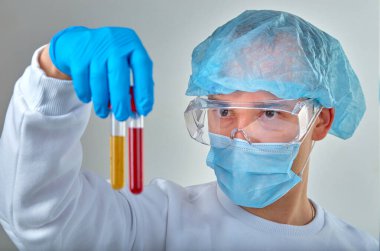 Koronavirüs COVID19, HIV, ebola ya da diğer tehlikeli enfeksiyonlar için kan testi yapan maskeli bir doktor. Tıbbi geçmiş, enstrümanlar, şablon, duvar kağıdı. Coronavirus hastalığı konsepti