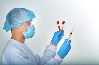 Koronavirüs COVID19, HIV, ebola ya da diğer tehlikeli enfeksiyonlar için kan testi yapan maskeli bir doktor. Tıbbi geçmiş, aletler, şırınga, şablon, duvar kağıdı. Coronavirus hastalığı konsepti