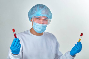 Maskeli doktor gülümseyerek Coronavirus COVID19, HIV, ebola veya diğer tehlikeli enfeksiyonlar için kan testi tüpünü tutuyor. Tıbbi geçmiş, enstrümanlar, şablon, duvar kağıdı. Coronavirus hastalığı konsepti