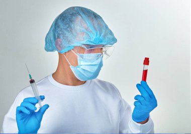 Koronavirüs COVID19, HIV, ebola ya da diğer tehlikeli enfeksiyonlar için kan testi yapan maskeli bir doktor. Tıbbi geçmiş, enstrümanlar, şablon, duvar kağıdı. Coronavirus hastalığı konsepti. Doktor portresi