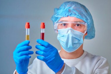 Kan testi tüpleri, koronavirüs COVID19, HIV, ebola veya diğer tehlikeli enfeksiyonları tutan maskeli bir doktor. Tıbbi geçmiş, enstrümanlar, şablon, duvar kağıdı. Coronavirus hastalığı konsepti. Doktor portresi