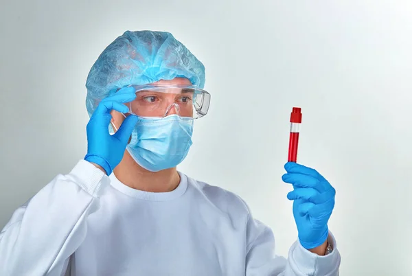 Läkare Mask Tittar Blodprovsröret För Coronavirus Covid19 Hiv Ebola Eller — Stockfoto